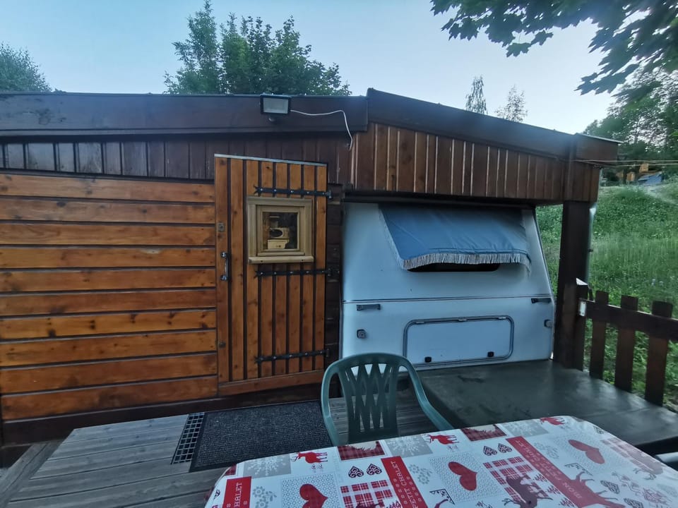 Caravane 4 personnes au camping d'Aussois Campground/ 
RV Resort in Piedmont