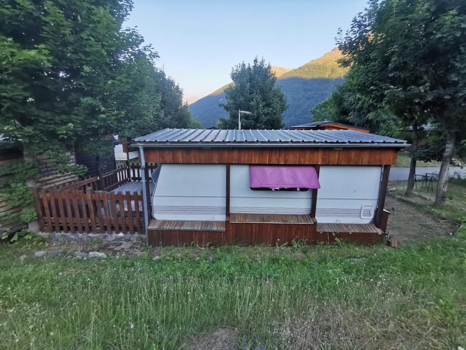 Caravane 4 personnes au camping d'Aussois Campground/ 
RV Resort in Piedmont