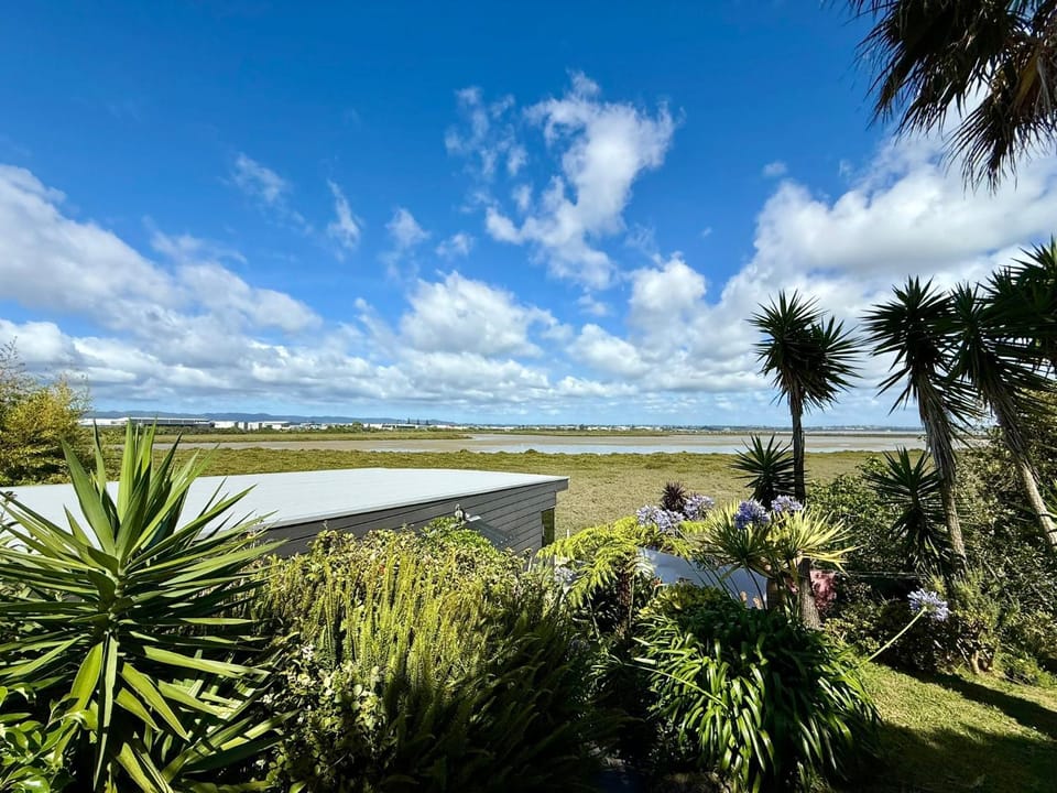 Cozy Waterfront Retreat 3mins away from State Highway 1 Apartment in Auckland