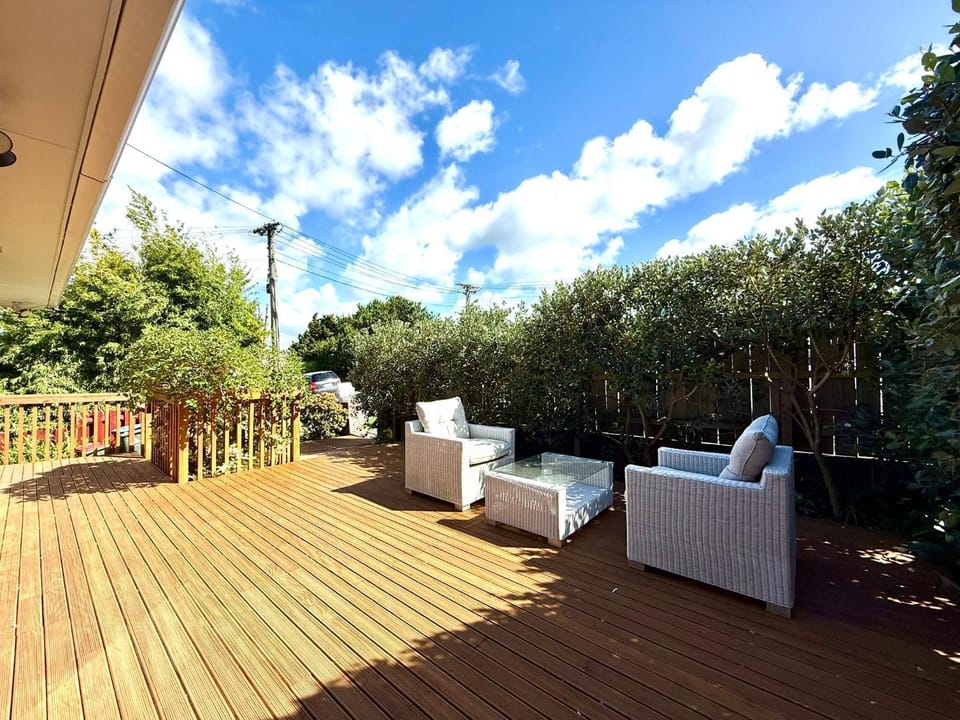 Cozy Waterfront Retreat 3mins away from State Highway 1 Apartment in Auckland