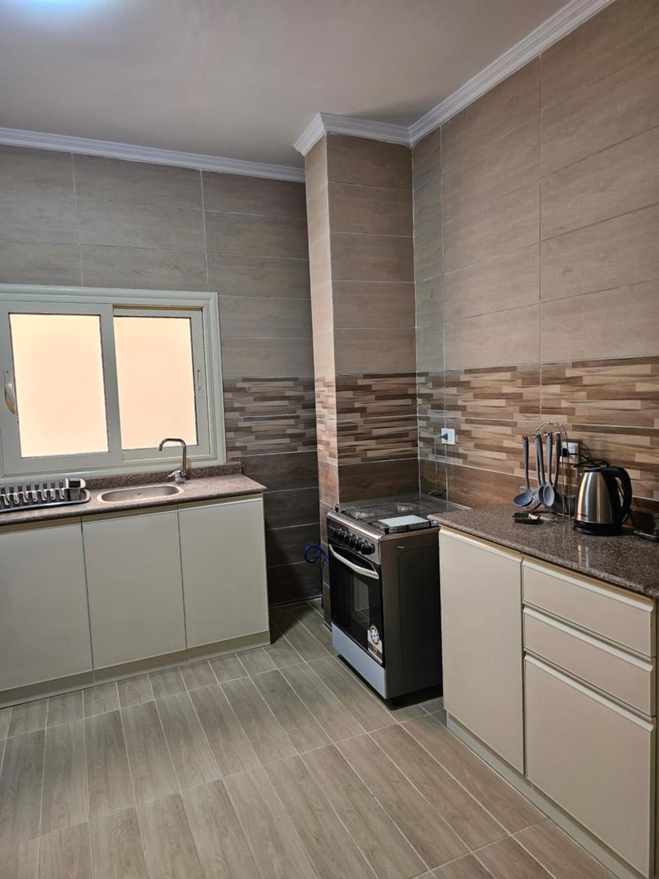 Coffee/tea facilities, Kitchen or kitchenette, stove