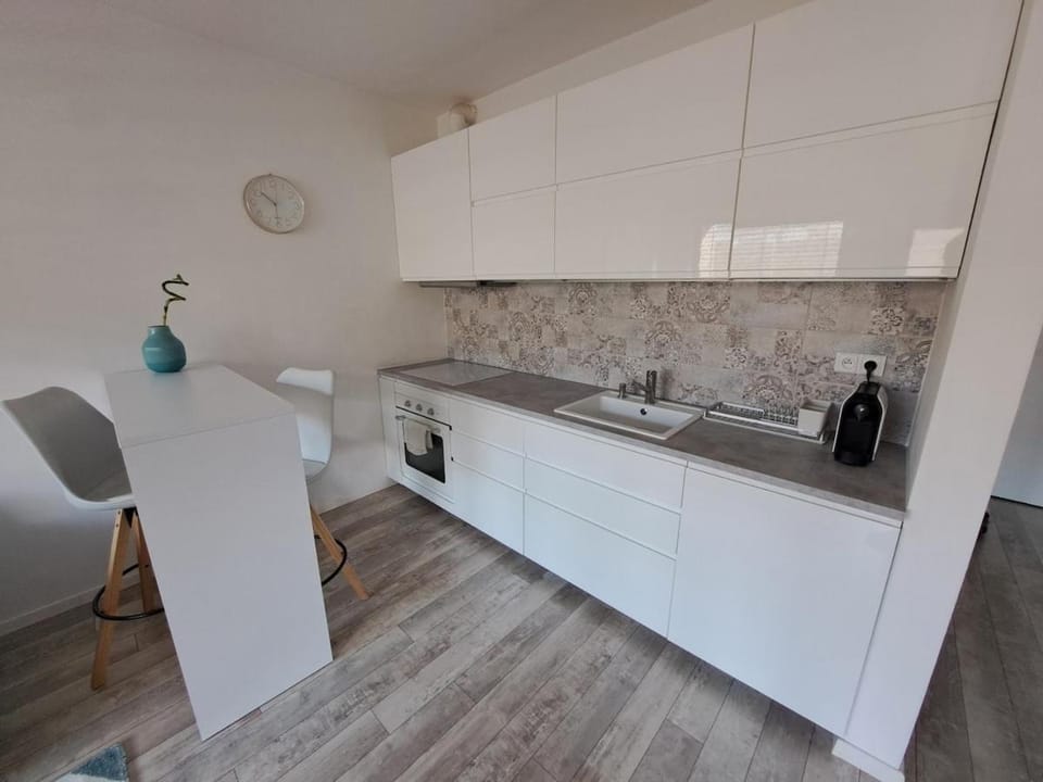 Kitchen or kitchenette, microwave, minibar, oven, stove