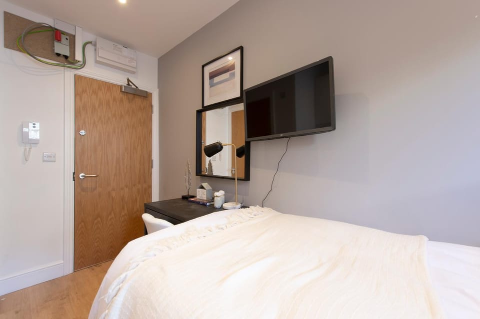 Property building, Bed, TV and multimedia, Bedroom