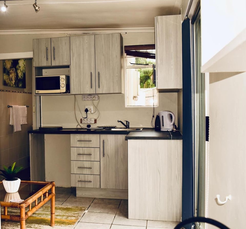 Restaurant/places to eat, Kitchen or kitchenette