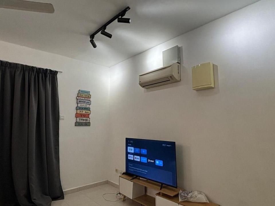 Communal lounge/ TV room, TV and multimedia, air conditioner