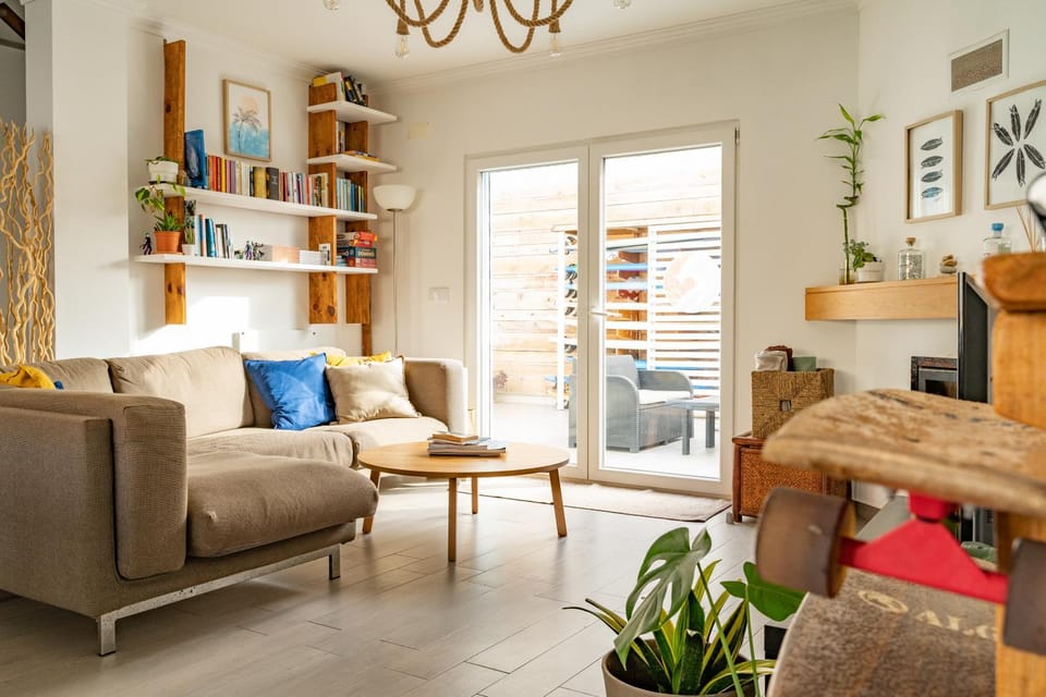 Communal lounge/ TV room, Library, Living room, Seating area