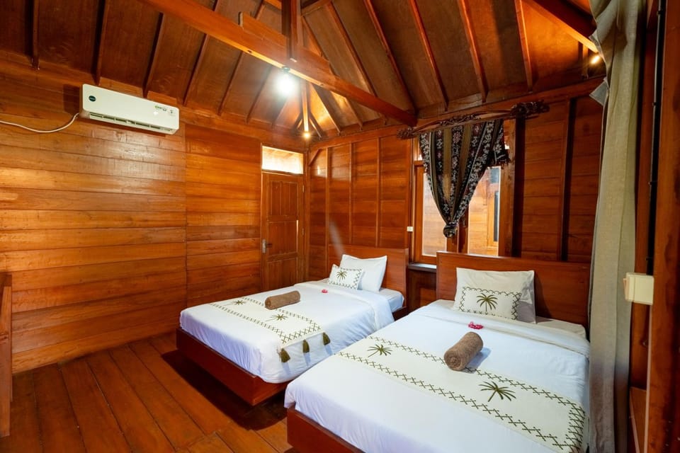 Bed, Photo of the whole room, Bedroom, towels, air conditioner