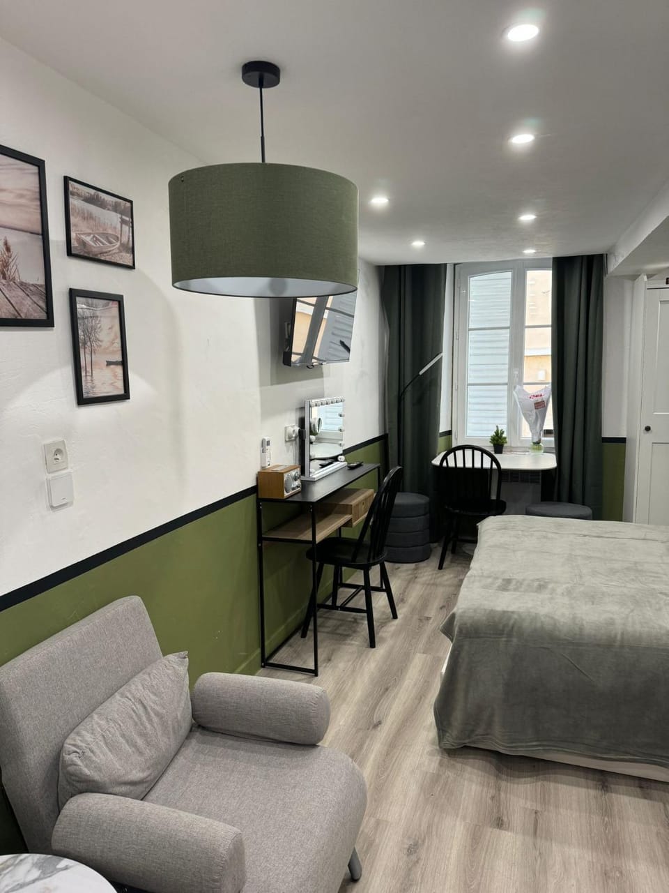 Bed, TV and multimedia, Living room, Seating area, Dining area, Bedroom