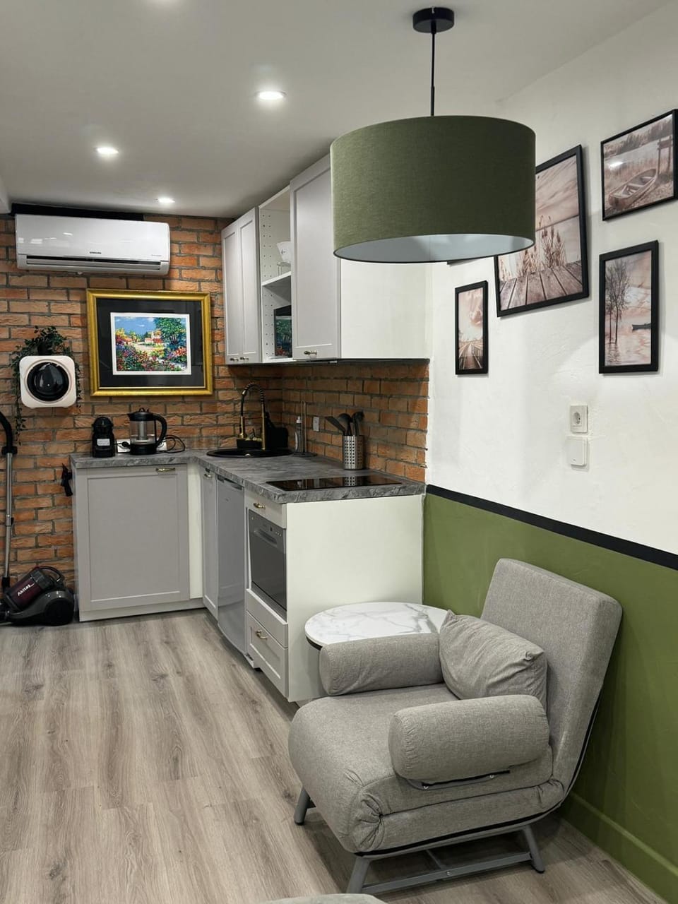 Kitchen or kitchenette, Living room, Seating area, stove, toaster