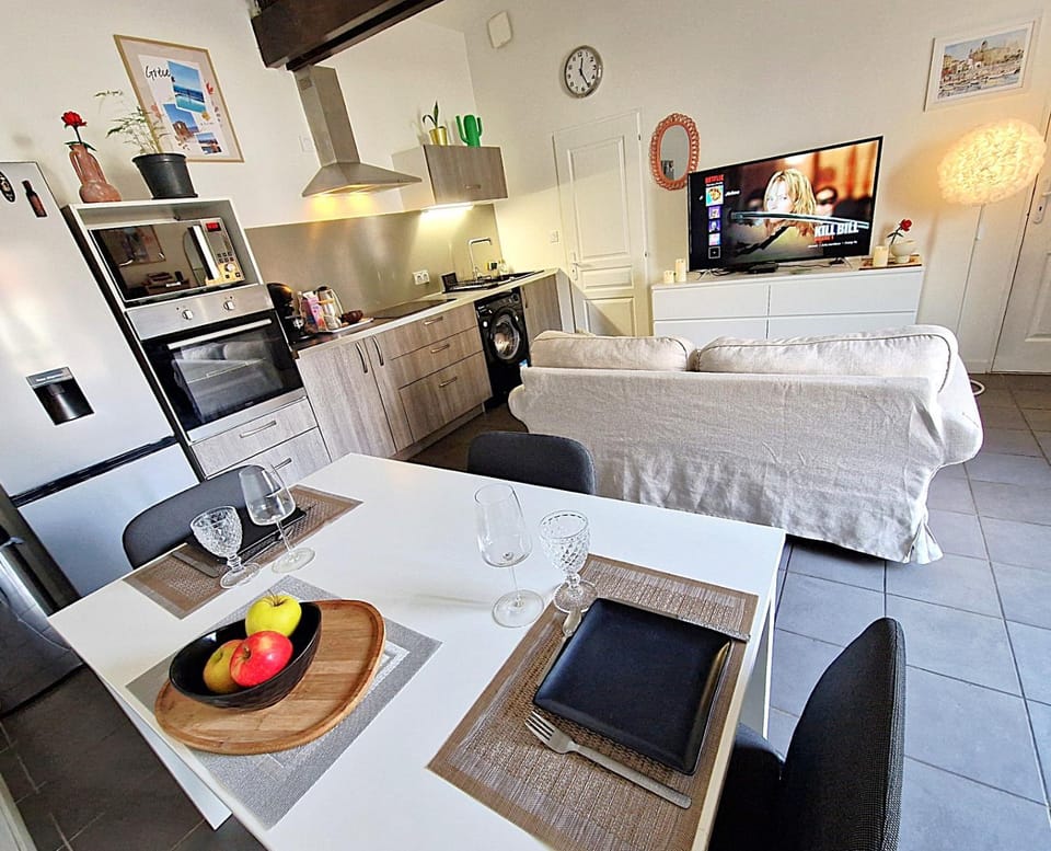 TV and multimedia, Kitchen or kitchenette, Living room, Seating area, Dining area, oven, pet friendly, stove, toaster