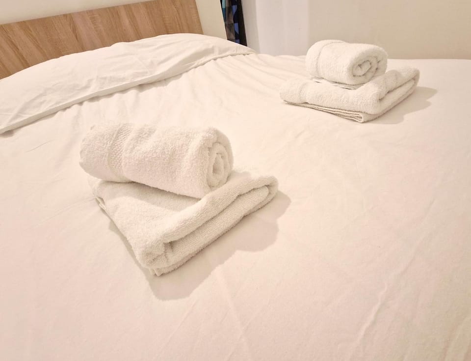 Bed, Photo of the whole room, Bedroom, towels