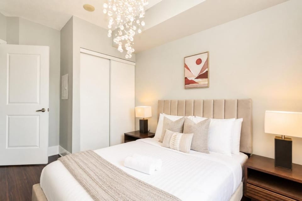 Executive 2BR 2BATH Condo with Lakeview Steps from SQ1 Apartment in Mississauga