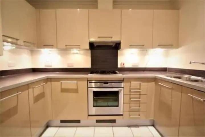 Harrow Comfort Retreat - Near Station Apartment in Harrow