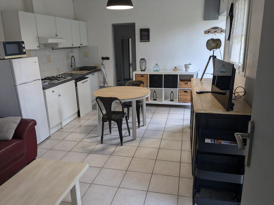 Kitchen or kitchenette, Living room, Seating area, Dining area, dishwasher, oven, pet friendly, stove