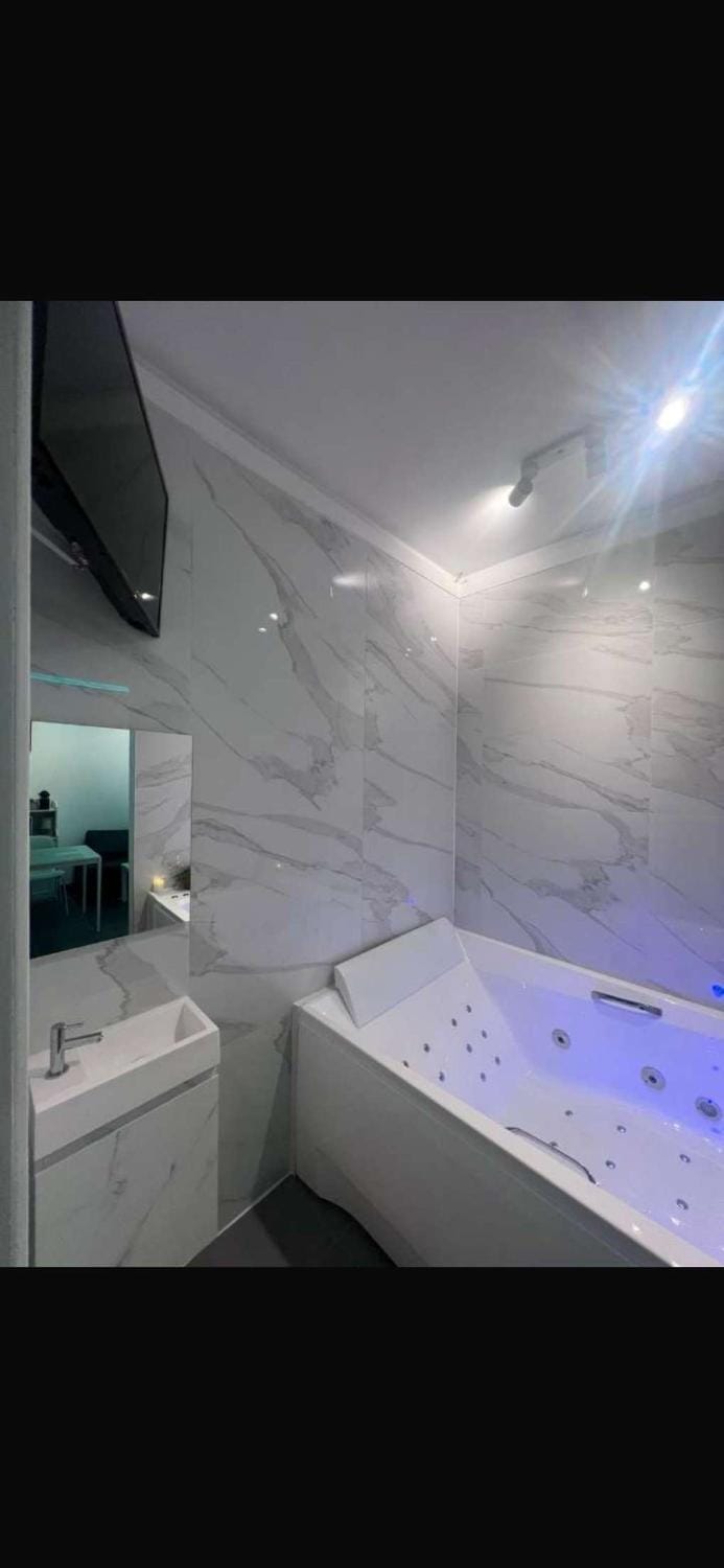 La Suite White wellness Jacuzzi & Sauna Apartment in Wallonia, Belgium