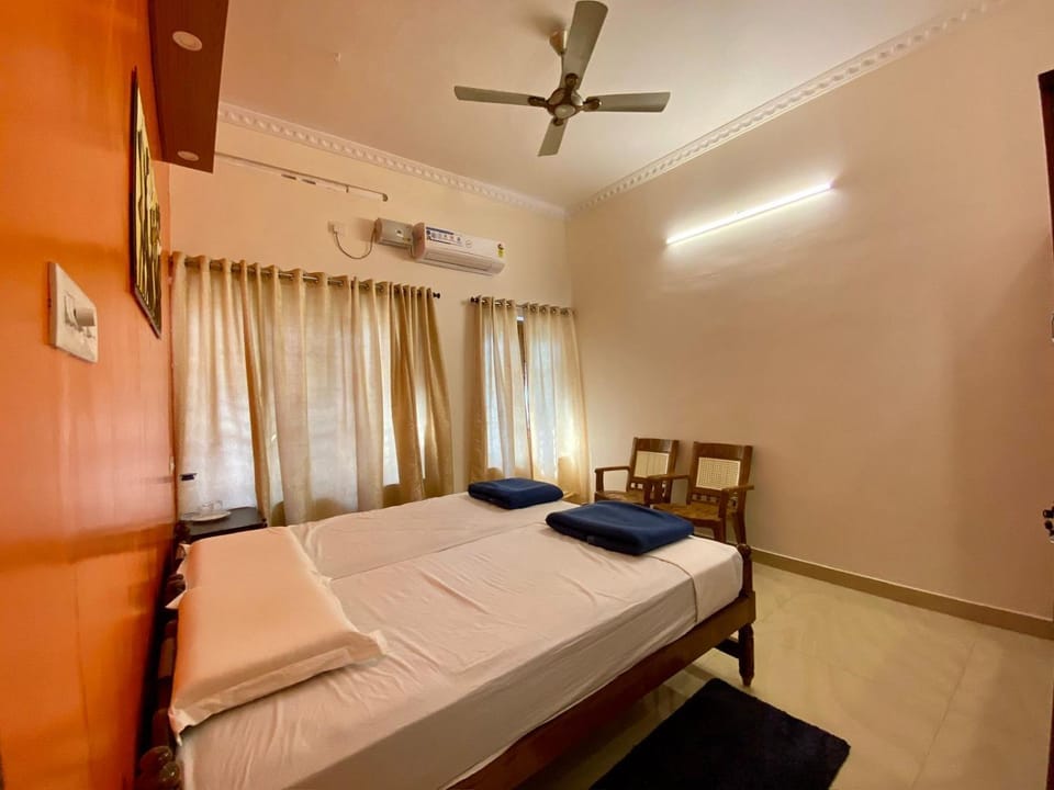 Bed, Photo of the whole room, Bedroom, air conditioner