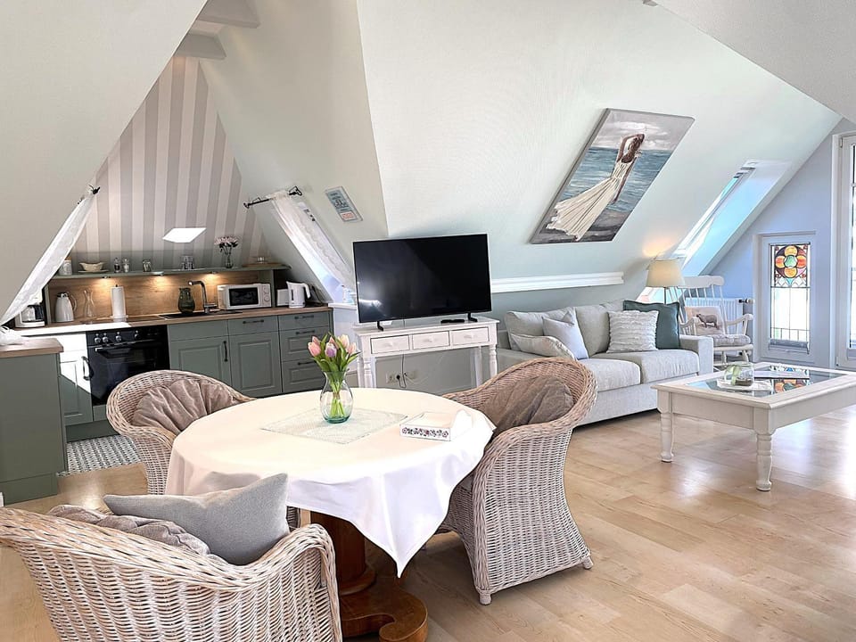 TV and multimedia, Kitchen or kitchenette, Living room, Seating area, Dining area