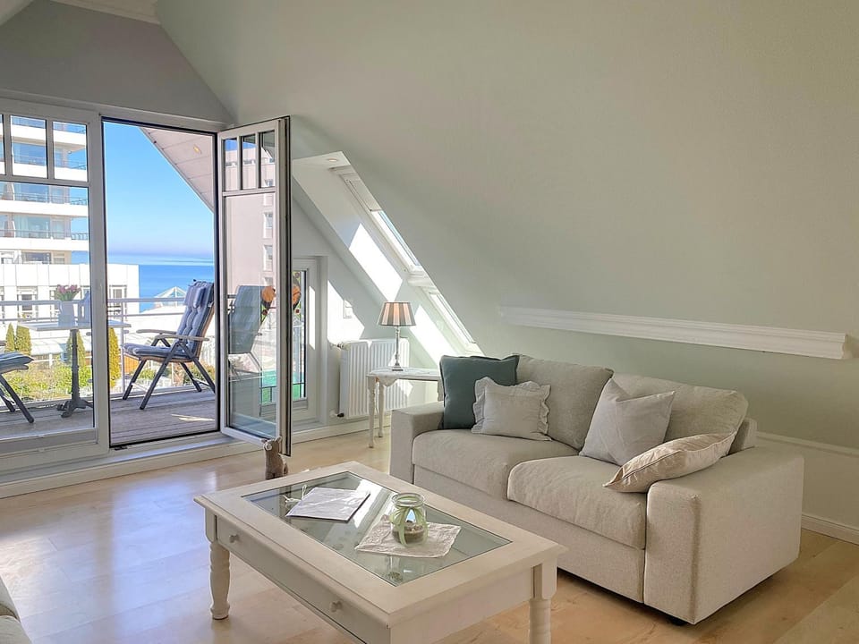 Natural landscape, View (from property/room), Balcony/Terrace, Living room, Seating area, Sea view