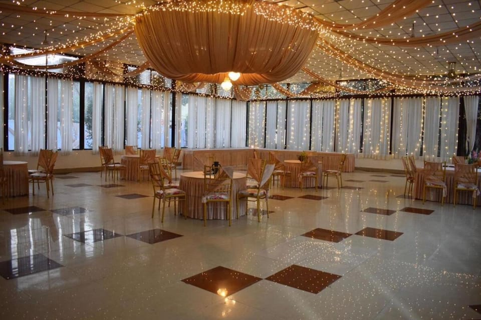 Restaurant/places to eat, Banquet/Function facilities, Seating area