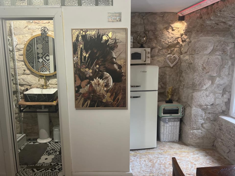 Kitchen or kitchenette, oven