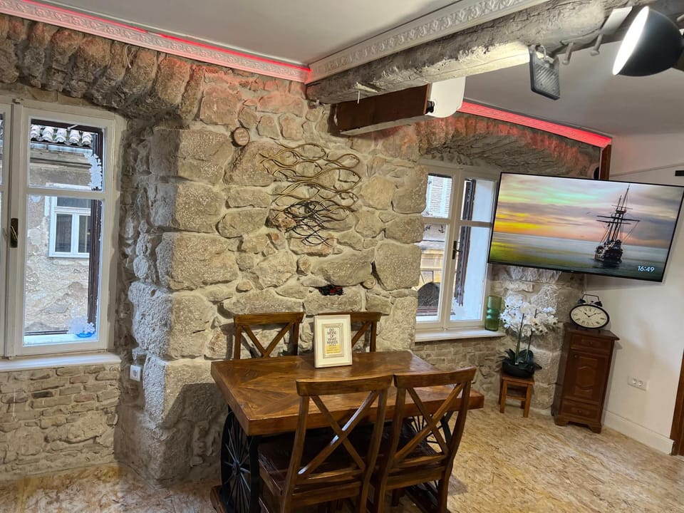 TV and multimedia, Dining area