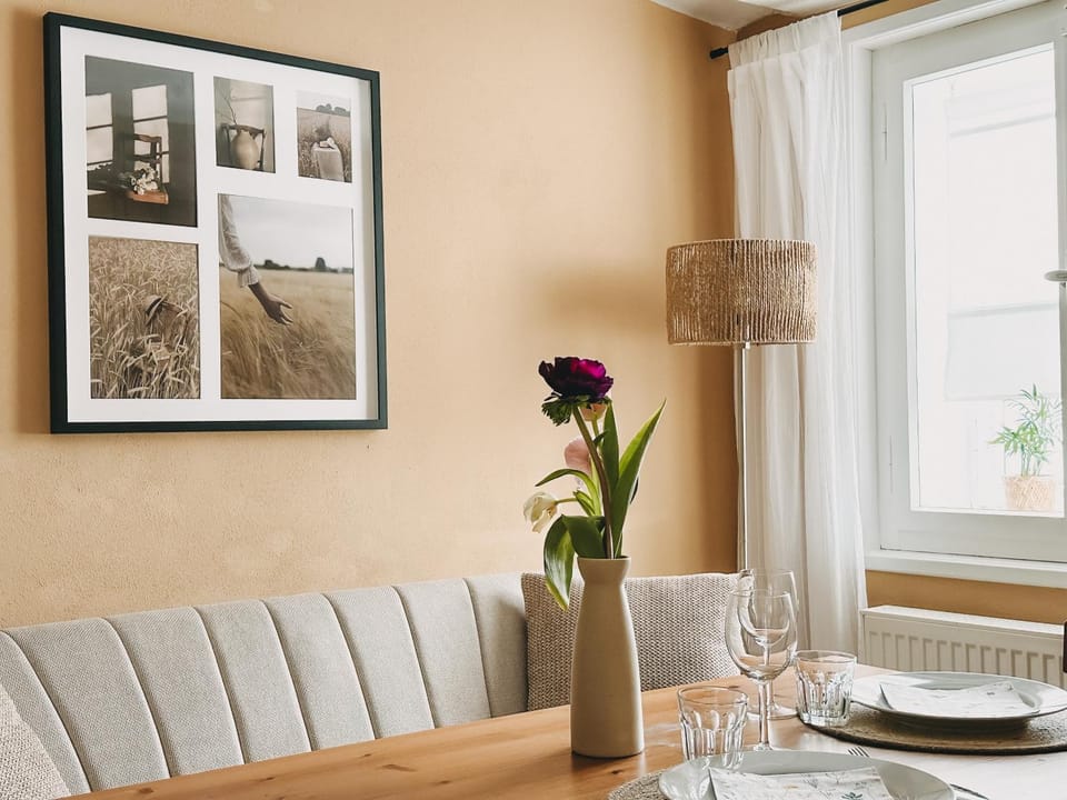 Seating area, Dining area