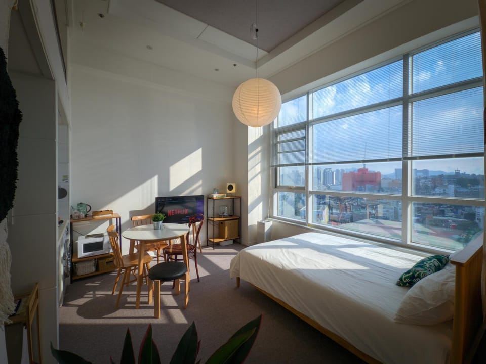 Bed, TV and multimedia, Living room, Photo of the whole room, Seating area, Bedroom