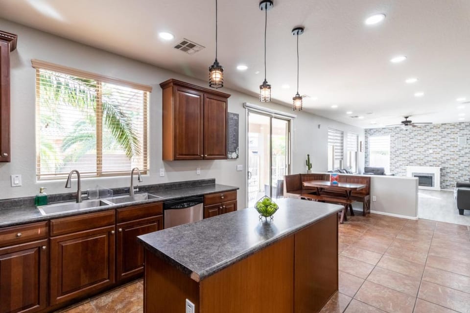 Sapphire Bliss Retreat Heated Pool BBQ By Relaxtay Villa in Casa Grande