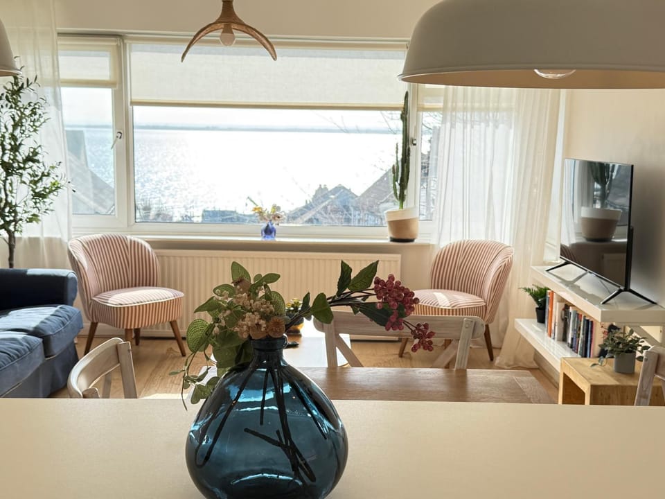 TV and multimedia, Living room, Seating area, Sea view