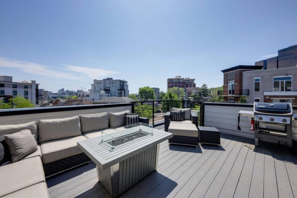 Two Townhomes Rooftop Lounges with Skyline Views House in Nashville