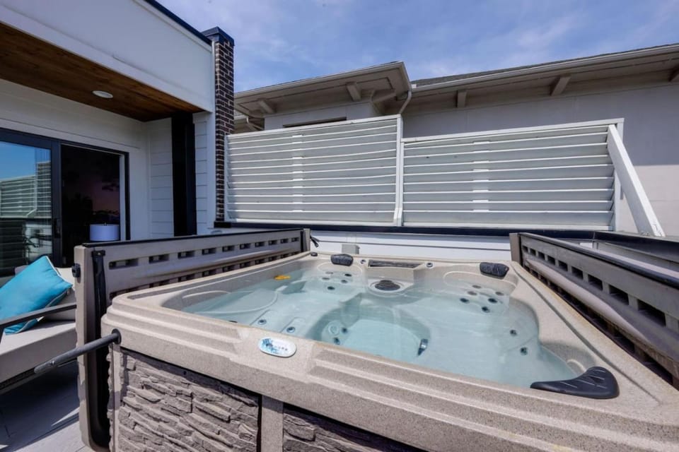 Two Townhomes- Rooftop Lounges- Hot Tub- Game Room House in Nashville