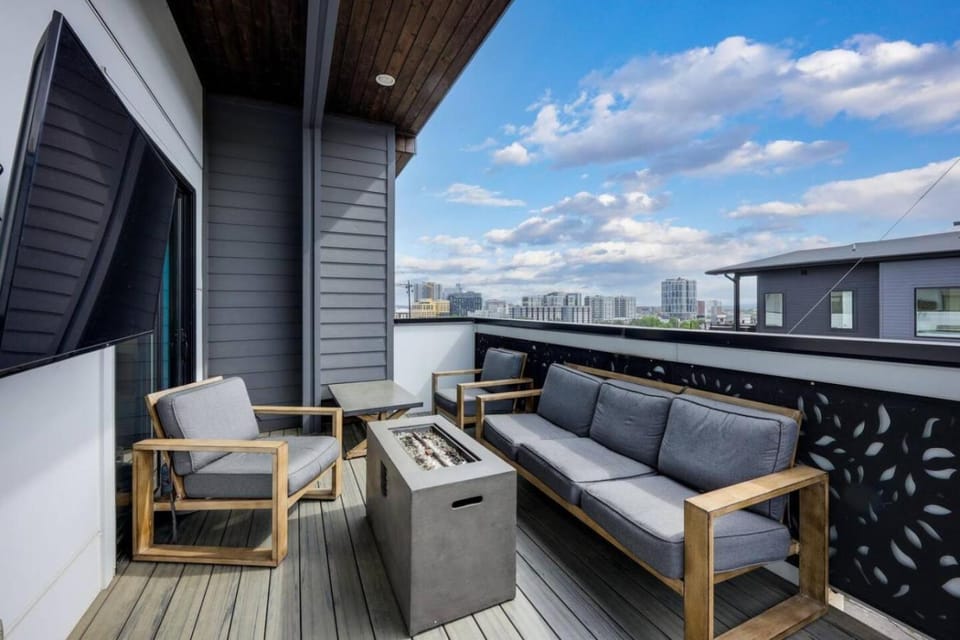 Two Townhomes- Rooftop Lounge- Hot Tub- City Views House in Nashville