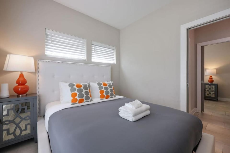 Two Townhomes - Hot Tubs and Rooftop Balconies House in Nashville
