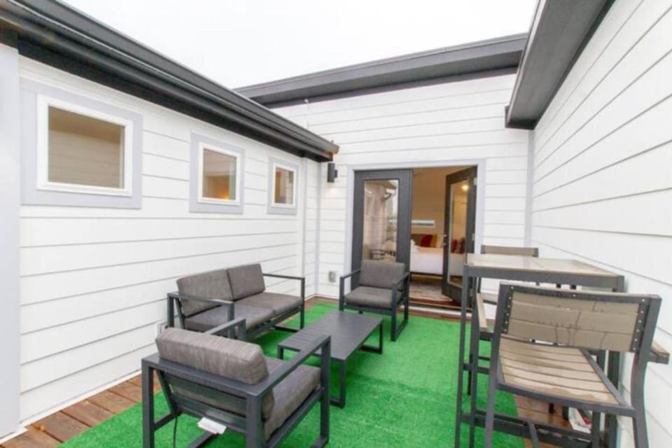 Two Townhomes Rooftop Patios Hillsboro Village House in Nashville
