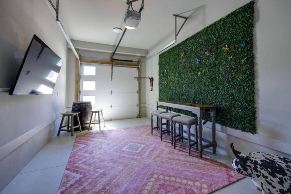 Dolly and Denim 4 Bedroom 4.5 Bath with Spacious Rooftop House in Nashville