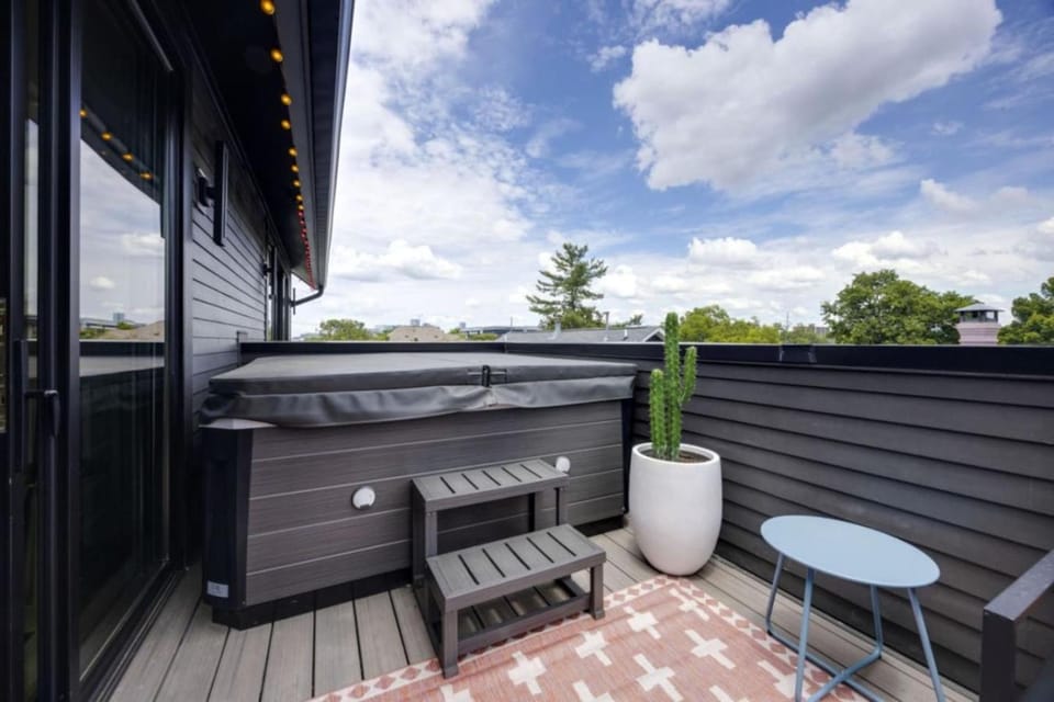 Music Row Country Retreat Balcony And Hot Tub House in Music Row