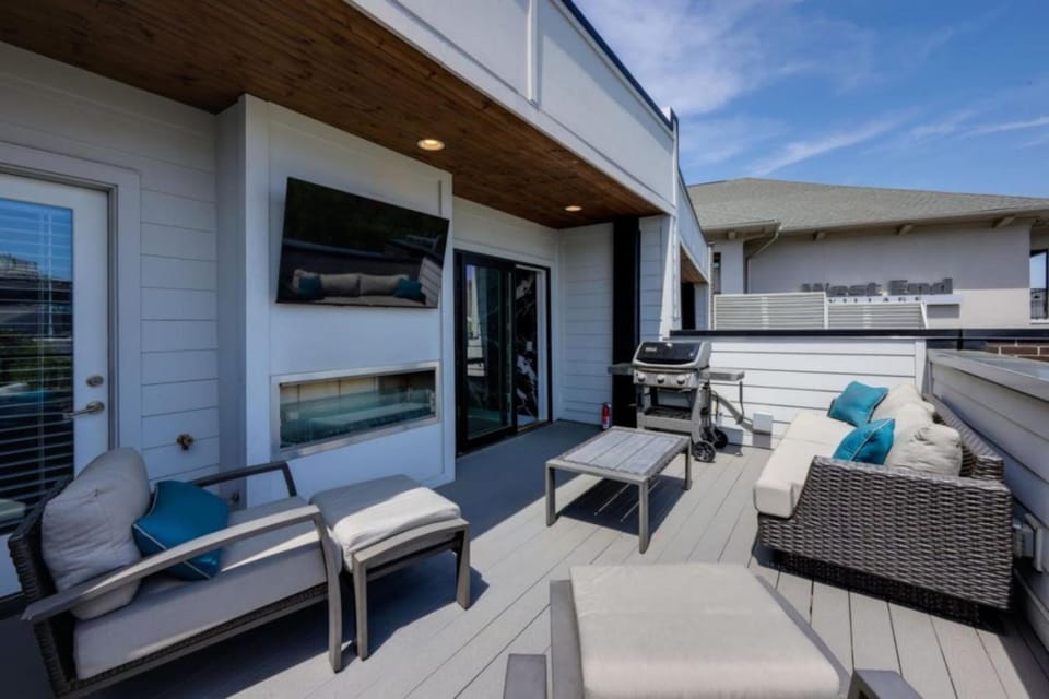 West End Wonder - Rooftop Lounge - Shuffleboard House in Nashville