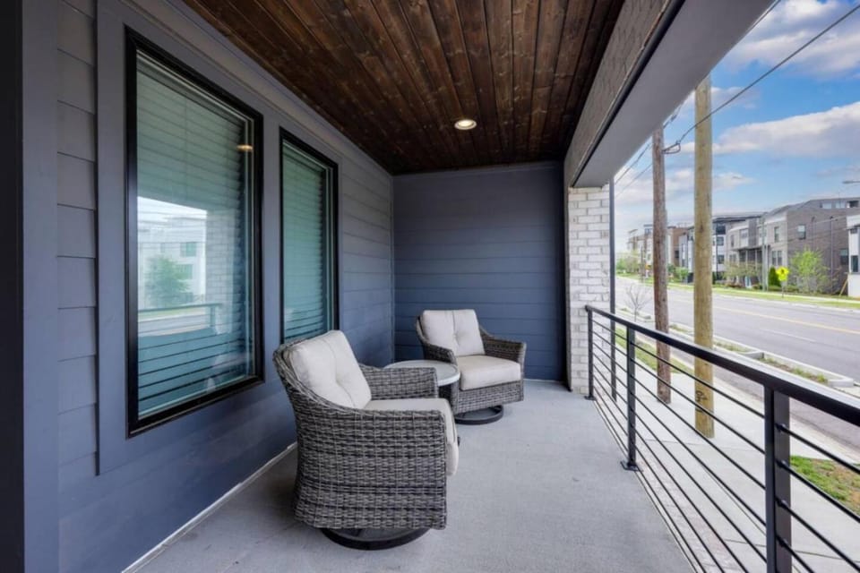 Urban Elegance Rooftop Lounge with Hot Tub House in Nashville