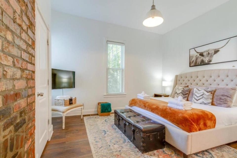 East Nash Enclave Movie Room Private Yard House in East Nashville