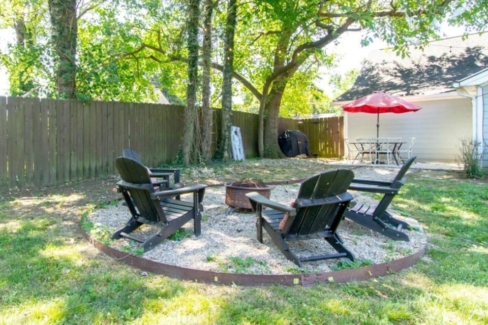 East Nash Enclave Movie Room Private Yard House in East Nashville