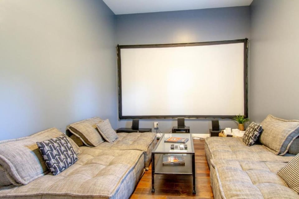East Nash Enclave Movie Room Private Yard House in East Nashville