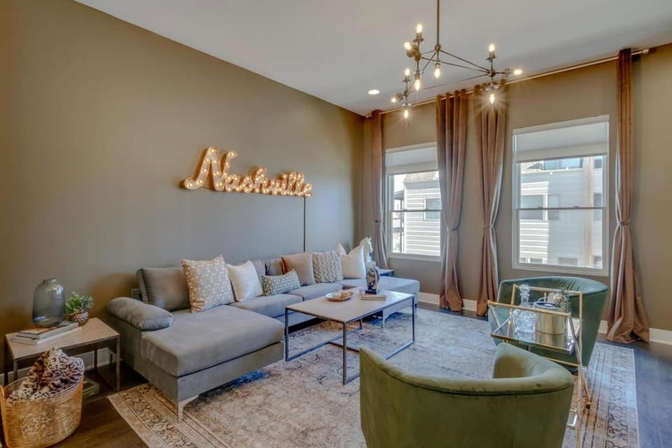 Modern Townhome with Gorgeous Patio Space House in Nashville