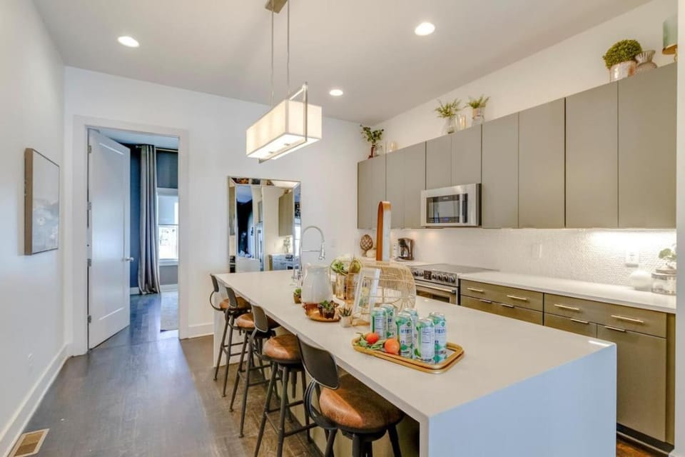 Modern Townhome with Gorgeous Patio Space House in Nashville