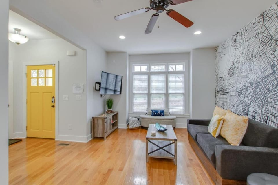 Vibrant Trendy Two Bedroom Home Near Marathon Village House in Nashville