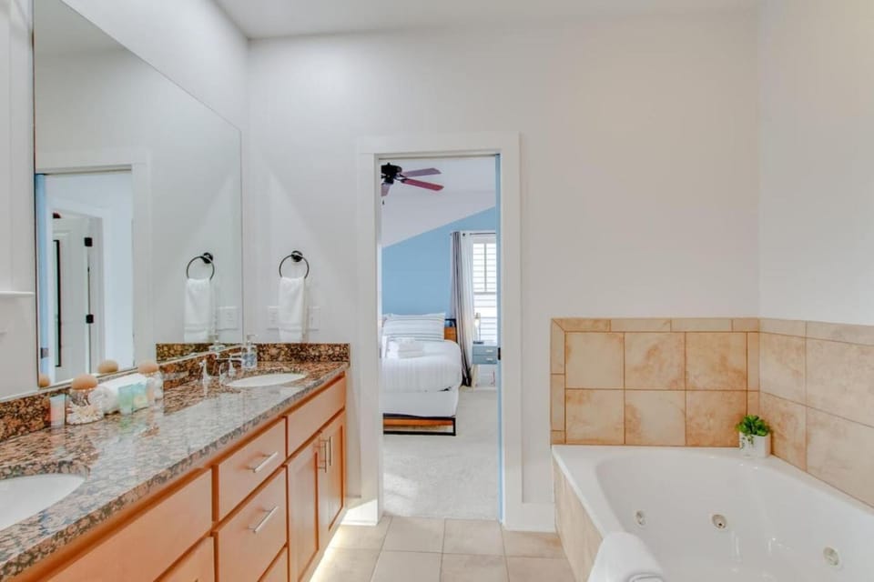 Vibrant Trendy Two Bedroom Home Near Marathon Village House in Nashville
