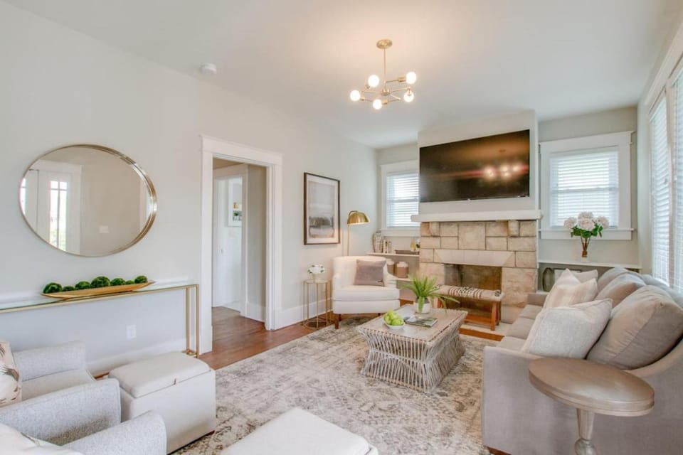 The Pink Door Beauty Stunning and Fresh House in Nashville