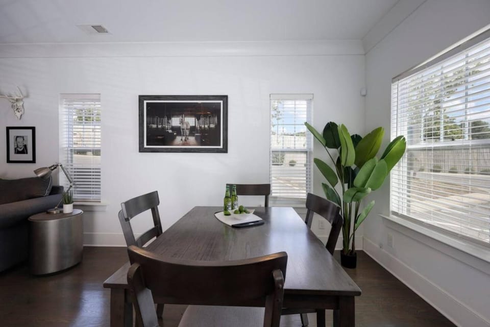 Ten Minutes to Broadway Stunning Townhome House in Nashville