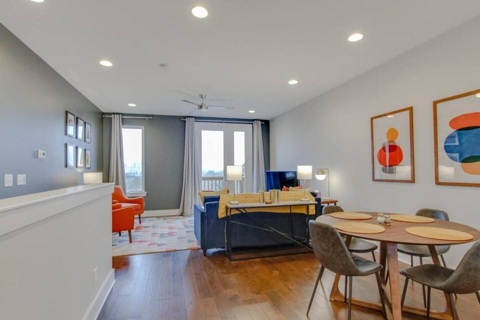 Skyline Views Romantic Fun Downtown Location House in East Nashville