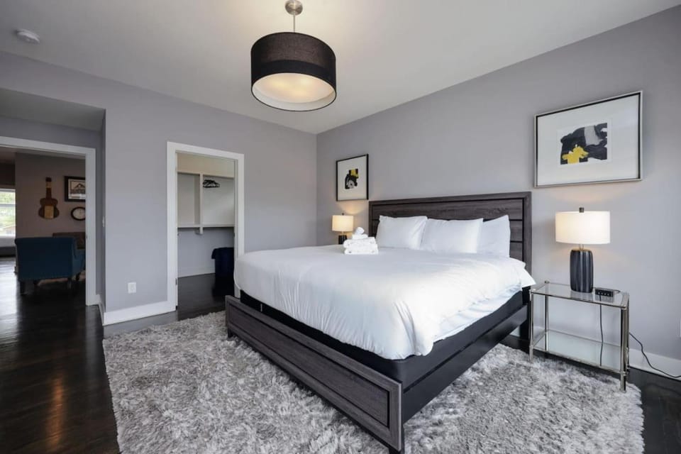 Southside Extraordinaire Walk to Gulch Lux Four Bedroom House in Nashville