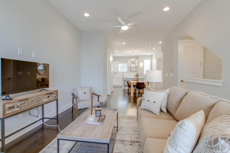 Relaxing Urban Escape Minutes to Downtown House in Nashville